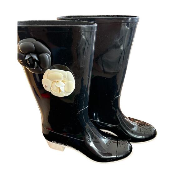 Women’s EU 39 Y2K Chanel Black Camellia Rain Boots Patent Leather Gold CC Logo - Picture 1 of 7